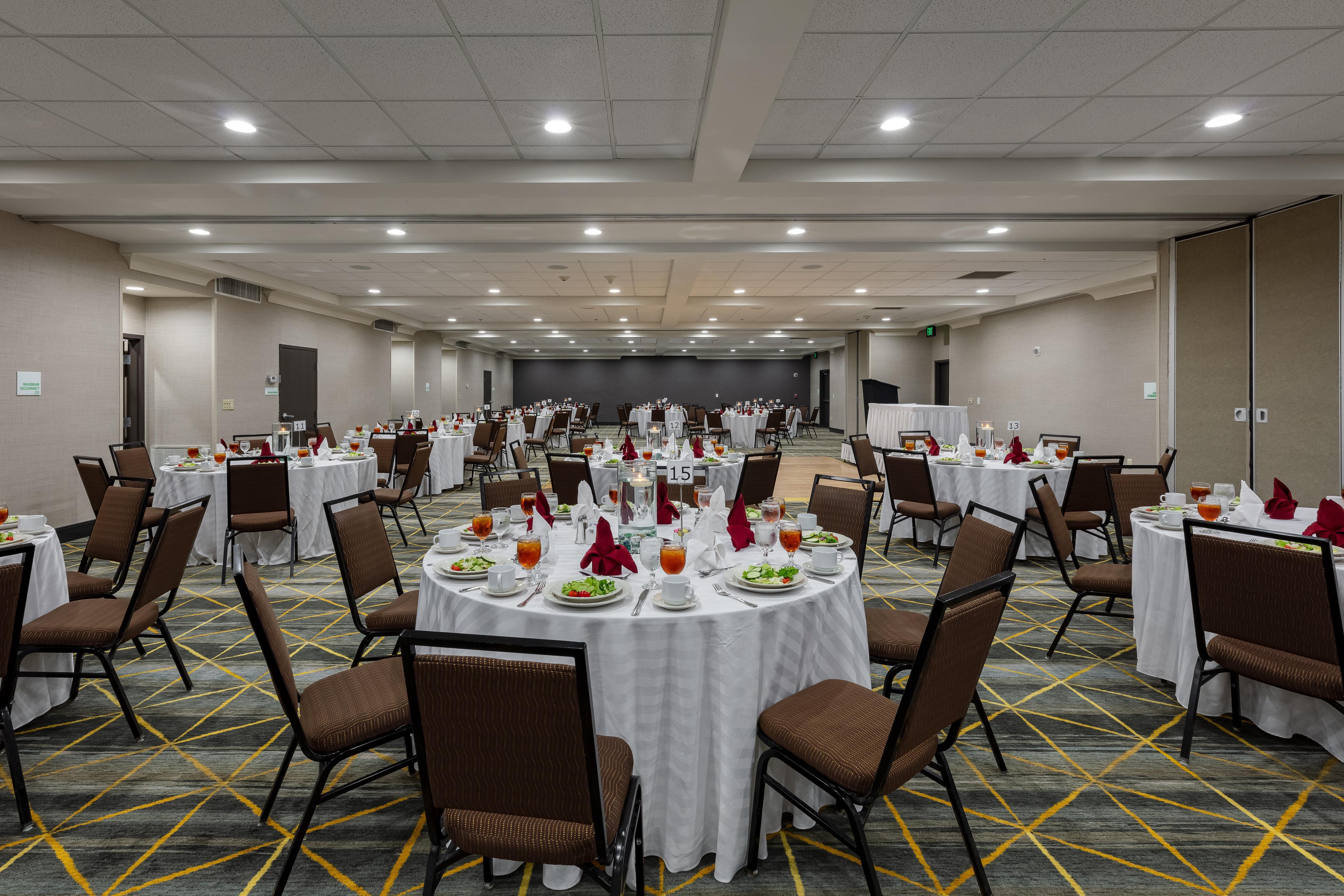 Holiday Inn & Suites Atlanta Airport North, An Ihg Hotel Exterior photo